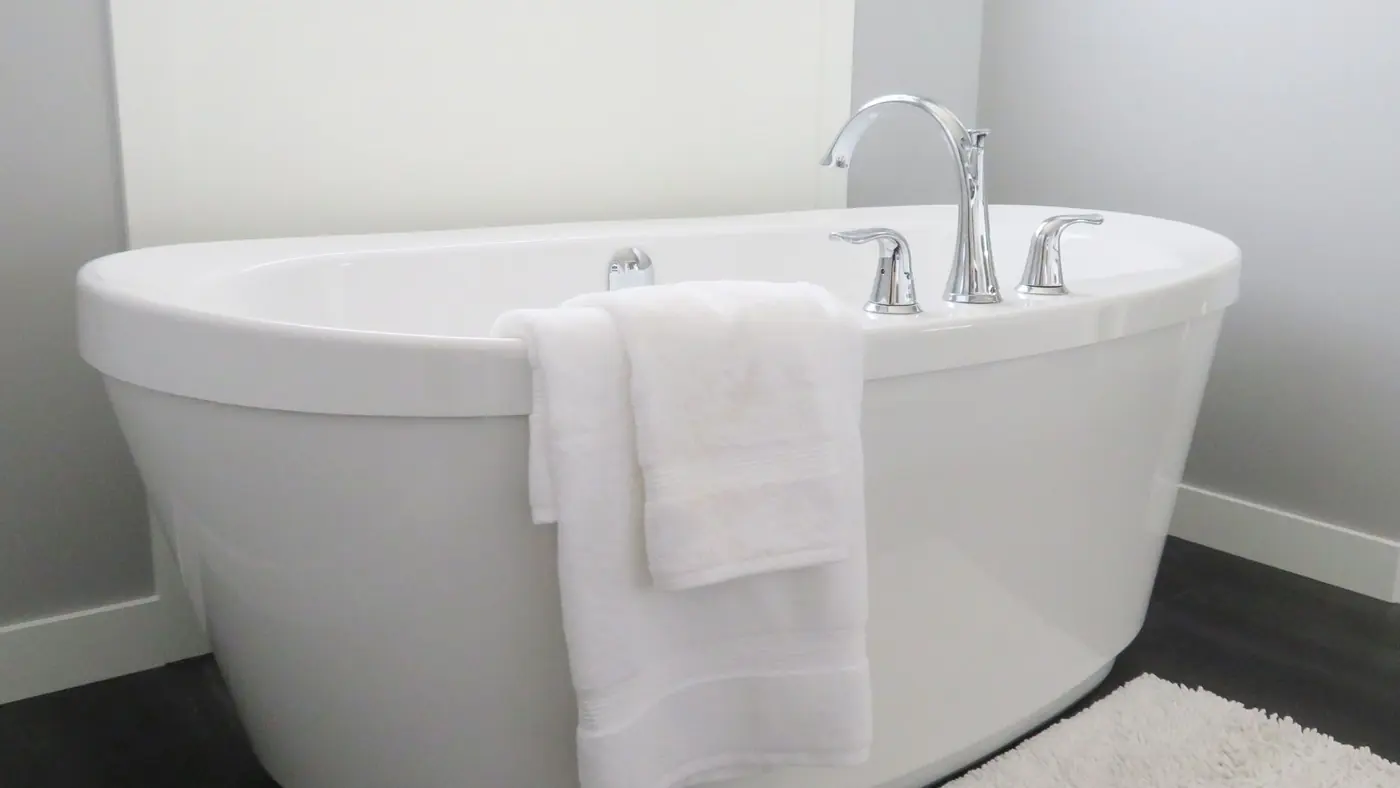 Tub refinishing in Los Angeles CA for a freestanding bathtub
